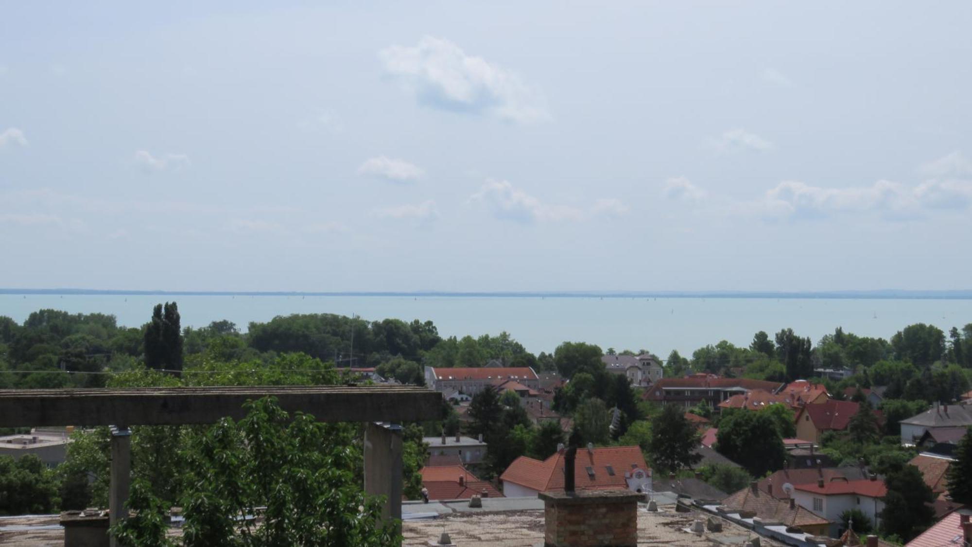 Prima Porta Vendeghaz Hotel Balatonalmadi Exterior photo